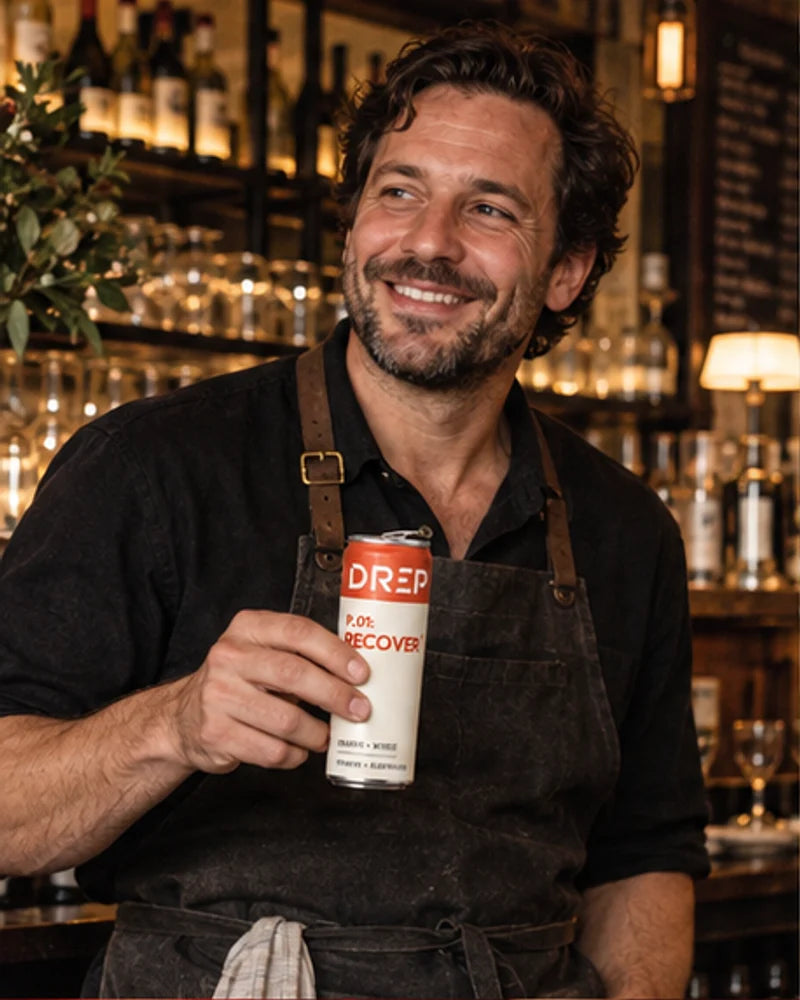 Gastronom mit einer DREP-Dose hinter der Bar