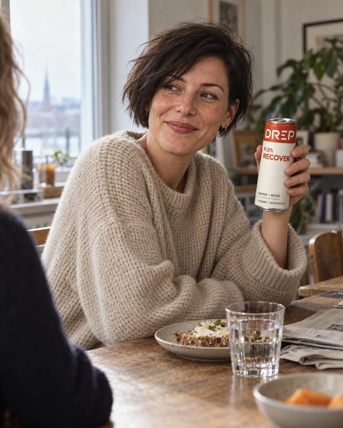 Eine Frau mit DREP beim Frühstück in einer Hamburger Wohnung