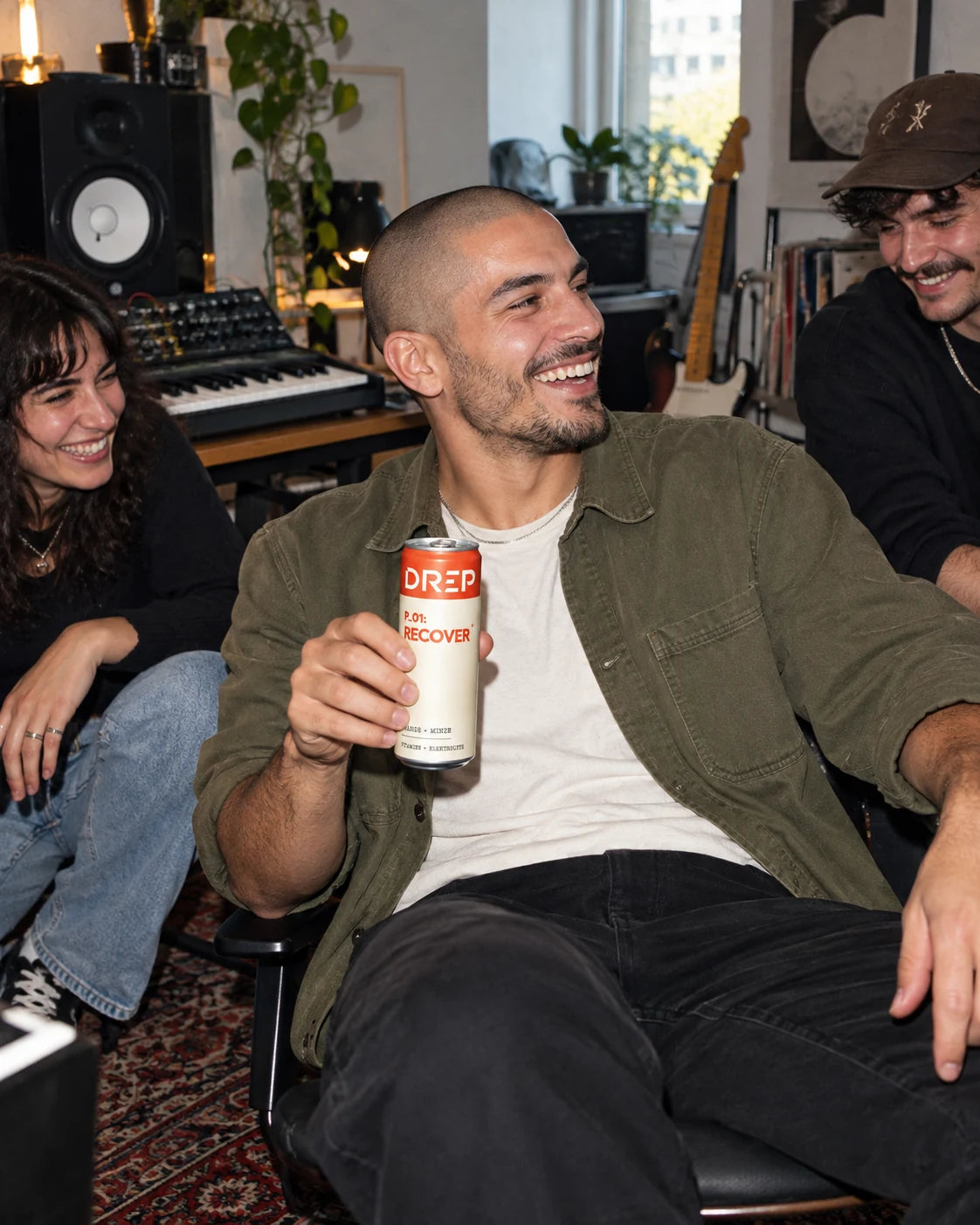Ein Mann mit DREP im Musikstudio mit Freunden