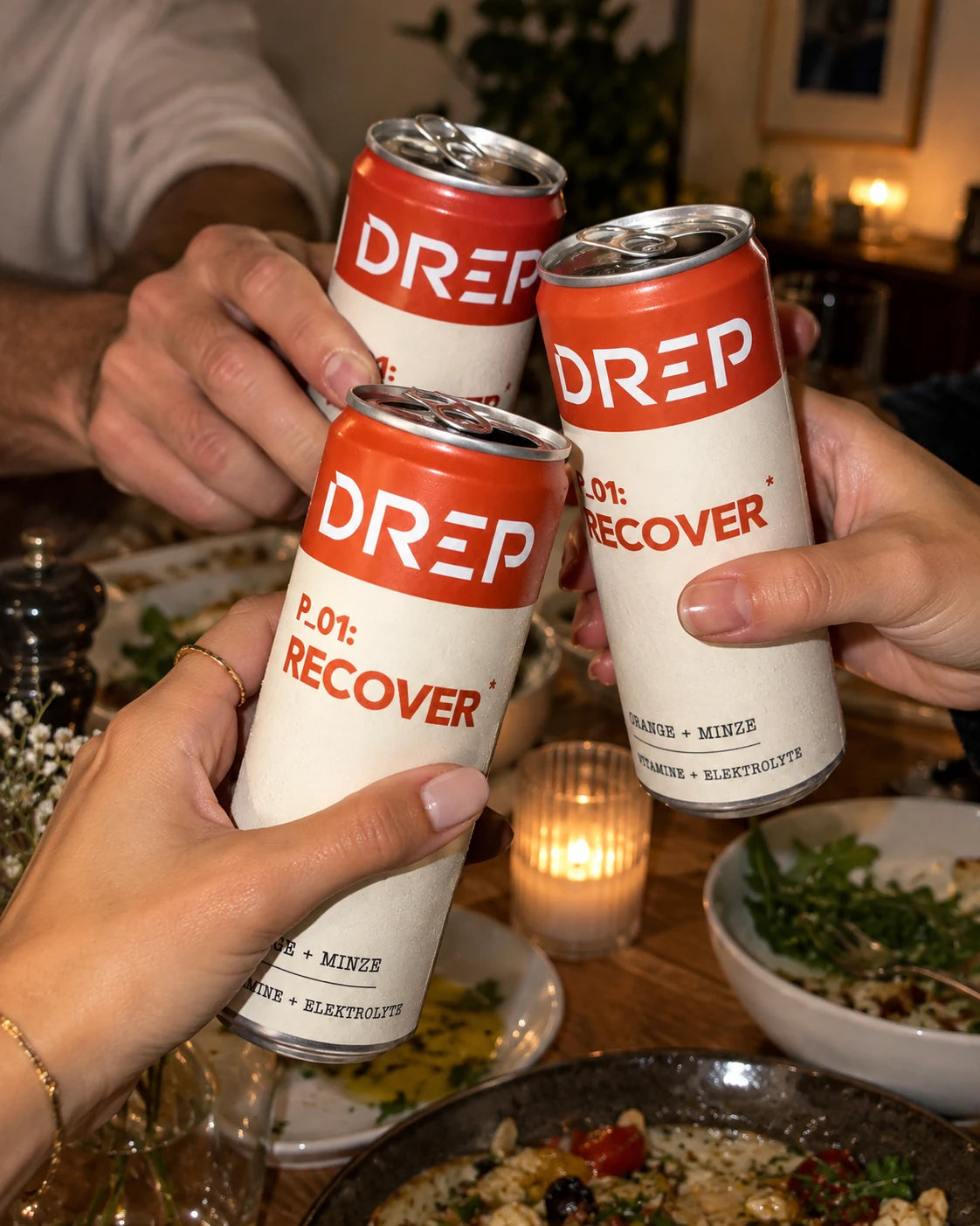 Freunde stoßen am gedeckten Tisch mit DREP an